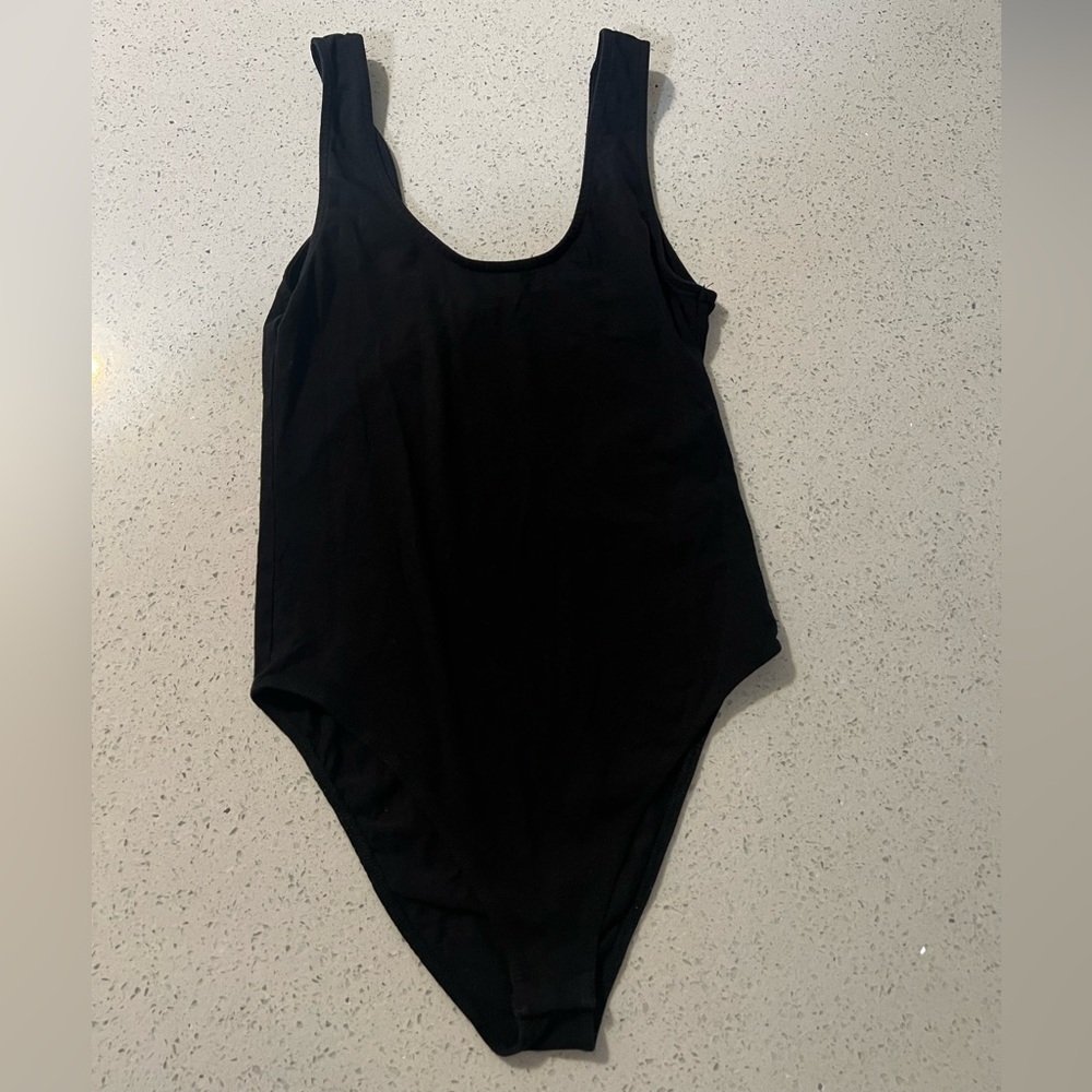 BLACK SCOOP NECK BODYSUIT